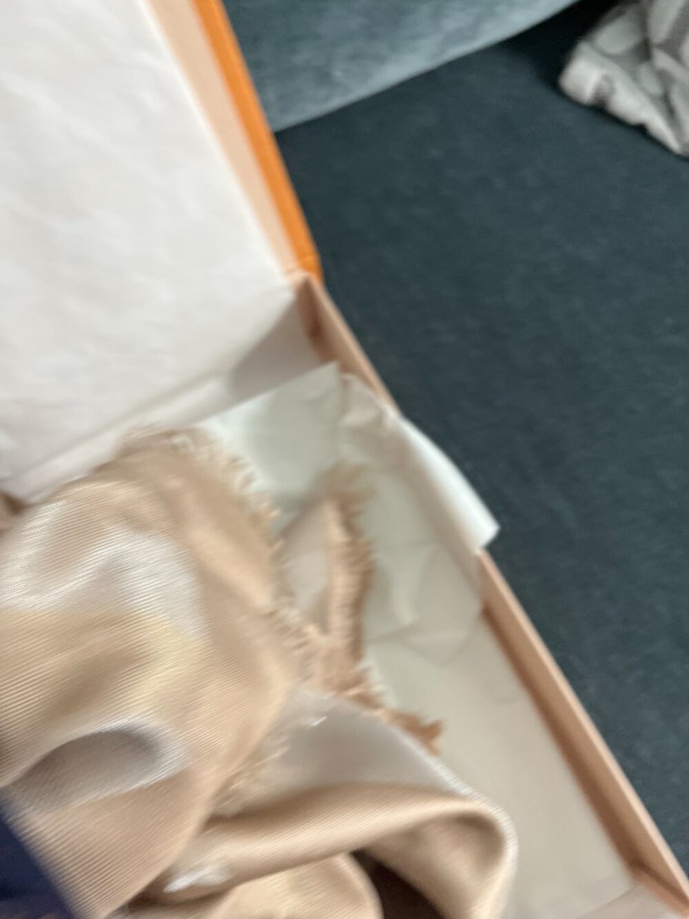 NIB $780 Louis Vuitton ‘So Shine’ Monogram Shawl Beige 56.5x56.5 - Picture 4 of 10